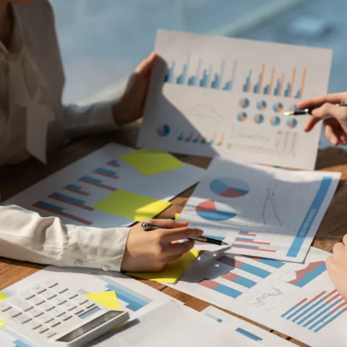Técnico ajustando dispositivo de telemetría