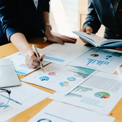 Mesa de trabajo con gráficos y reportes